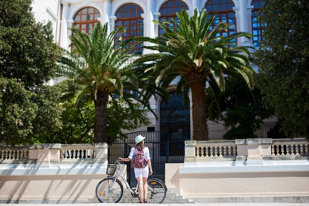 Turista con zaino e bicicletta