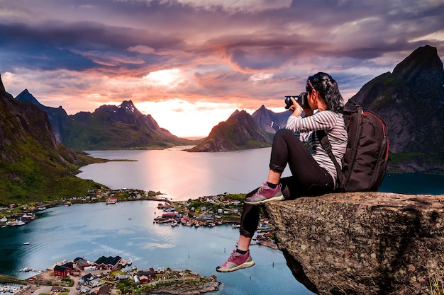 Turista del fotografo naturalista con la fotocamera scatta mentre si trova in cima alla montagna. Beautiful Nature Norvegia Arcipelago delle Lofoten.