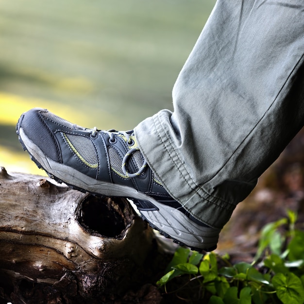 Turista del piede in scarpe da trekking.