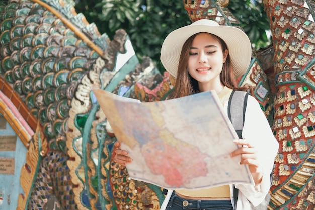 Turista del viaggiatore della donna che esamina mappa. viaggio viaggio viaggio