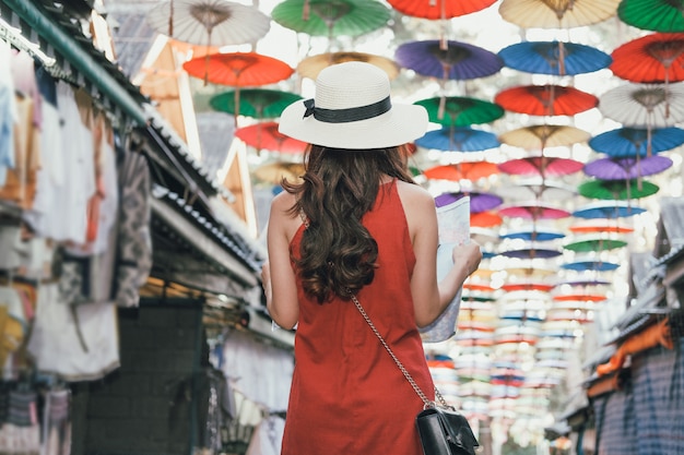 Turista del viaggiatore della donna con la mappa che viaggia sulla strada ambulante. viaggio viaggio viaggio