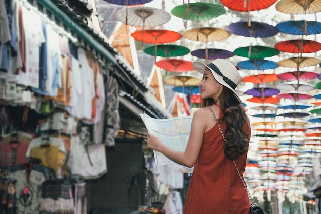 Turista del viaggiatore della donna con la mappa che viaggia sulla strada ambulante. viaggio viaggio viaggio