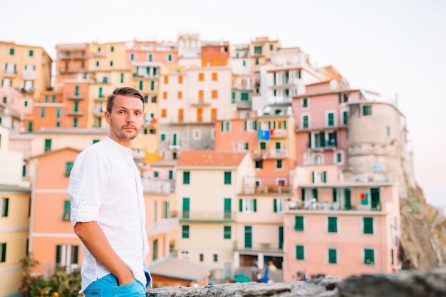 Turista dell'uomo all'aperto in villaggio italiano in vacanza