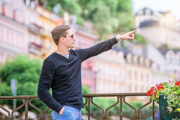 Turista dell'uomo all'aperto in villaggio italiano in vacanza