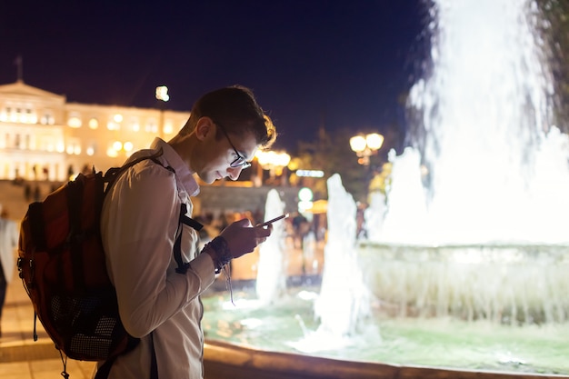 Turista dell'uomo che usando navigatore sullo smartphone