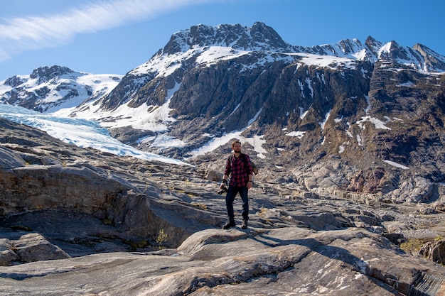 Turista dell'uomo con in piedi di grande montagna Scandinavia natura