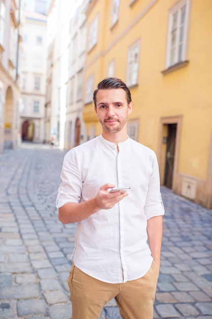 Turista dell'uomo con lo zaino in via dell'Europa.