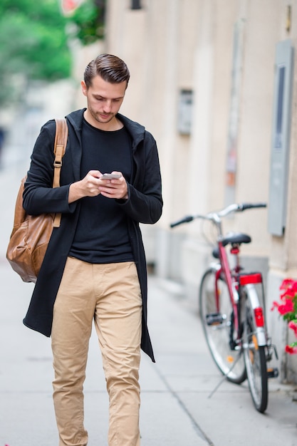 Turista dell&#39;uomo con una mappa della città e zaino in via Europa.