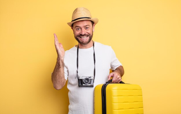 Turista dell'uomo di mezza età che si sente felice, sorpreso nel realizzare una soluzione o un'idea. concetto di viaggio