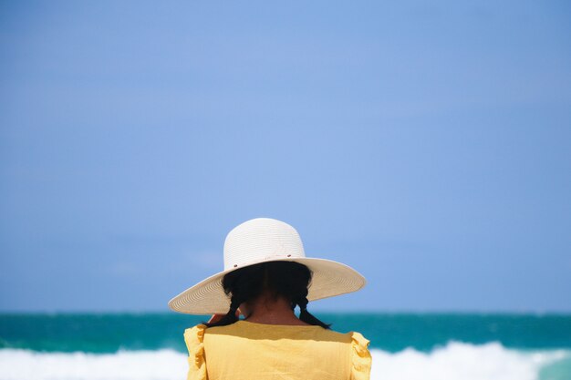 Turista della donna sulla spiaggia