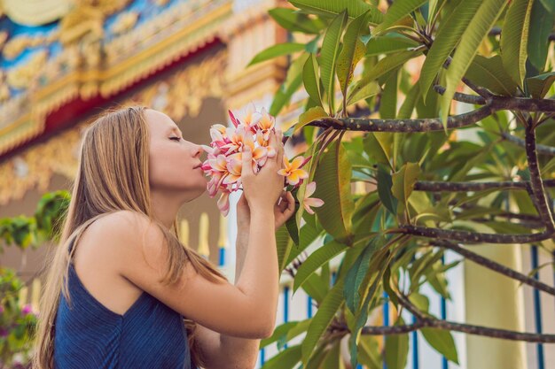 Turista della giovane donna nel tempio tailandese nella città di Phuket Wat Mongkolnimit