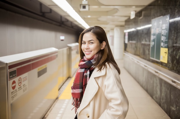 Turista di bella donna a Tokyo, in Giappone