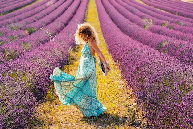 Turista donna felice con abito di moda che balla in campo di lavanda Color destinazione di viaggio persone e felicità Vacanze estive vacanze e attività ricreative all'aperto persone Stile di vita del turismo dei viaggiatori