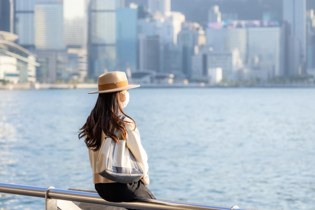 Turista donna guarda la città di Hong Kong