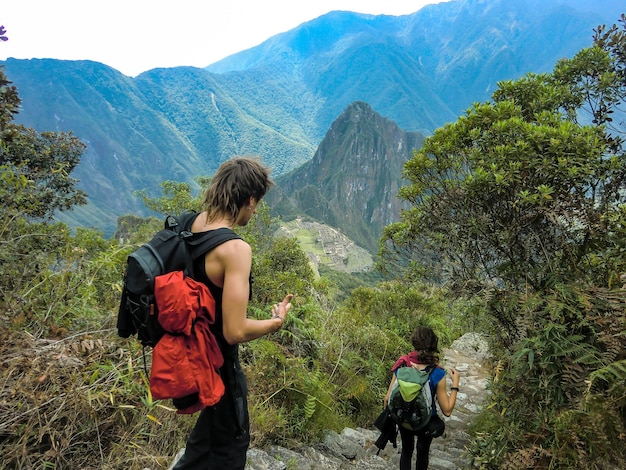 Turista escursionista sulla strada per le rovine di MachuPicchu Cusco Perù