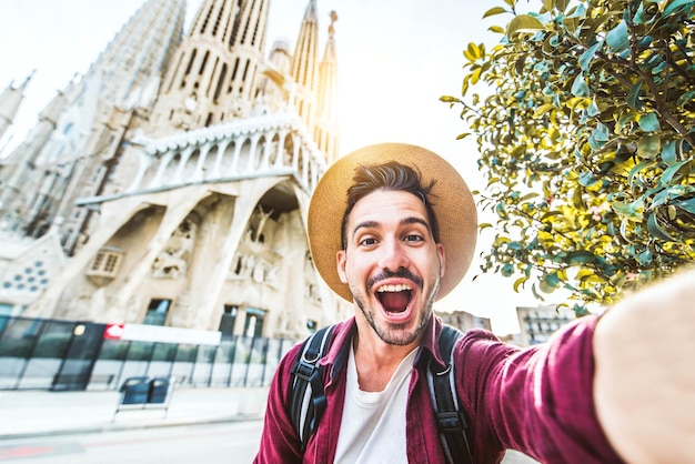 Turista felice che visita La Sagrada Familia, Barcellona Spagna