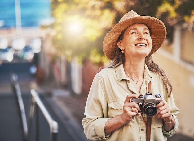 Turista felice del fotografo che scatta foto dell'edificio storico con la fotocamera sorridente e spensierata Viaggio da solista femminile eccitato che si gode la pensione mentre si guarda la destinazione della lista dei desideri