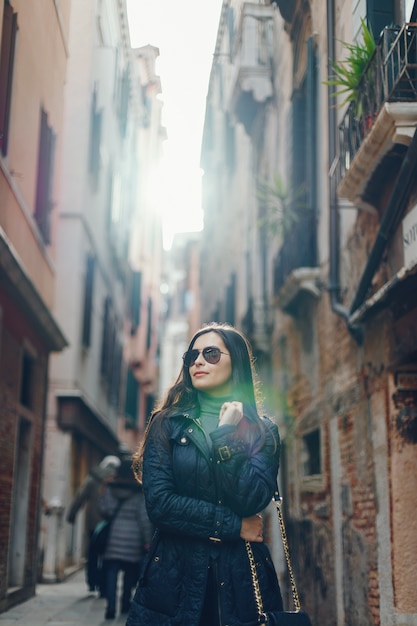 turista femminile che cammina ed esplora Venezia all&#39;inizio della primavera