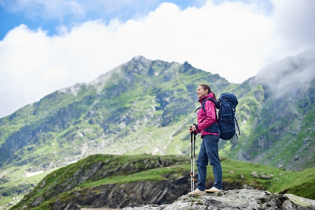 Turista femminile che fa un'escursione nelle montagne