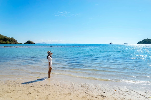 Turista femminile che gode della sua vacanza sulla spiaggia