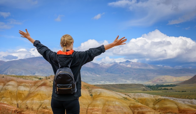 Turista femminile che tiene le sue mani contro lo splendido paesaggio di montagna