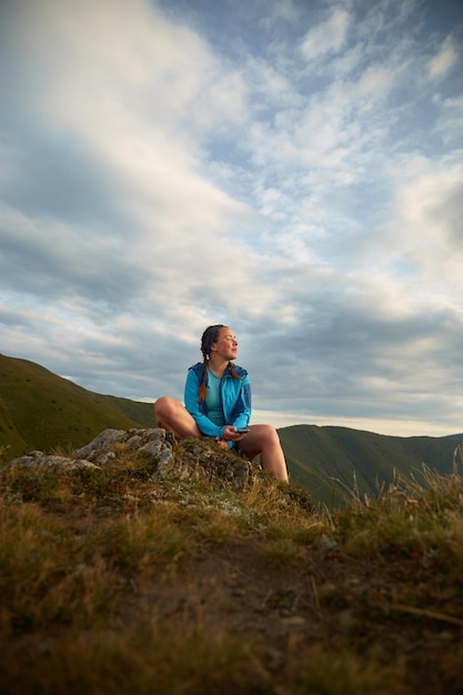 Turista femminile seduto e goditi la vista della catena montuosa dei Carpazi Ucraina Sentieri per passeggiate ed escursioni nella cresta Borzhava Area rurale delle montagne dei Carpazi in autunno