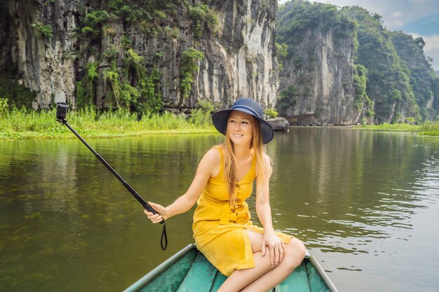 Turista in barca sul lago tam coc ninh binh viet nam è sito patrimonio mondiale dell'unesco