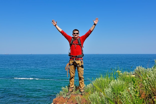 Turista in cima alla montagna