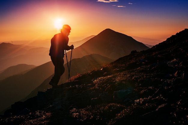 Turista in montagna al tramonto