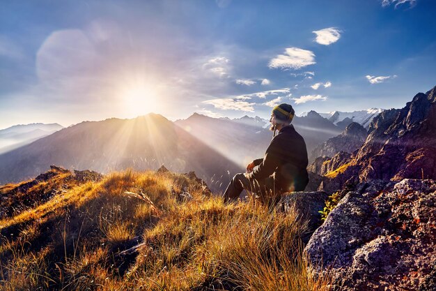 Turista in montagna all'alba