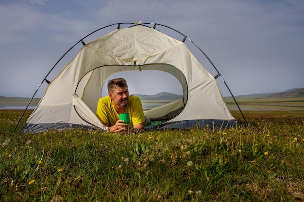 turista in vacanza in tenda