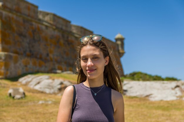 Turista in visita al Forte de Santa Tereza