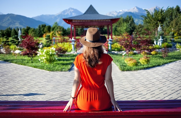 Turista nel giardino giapponese