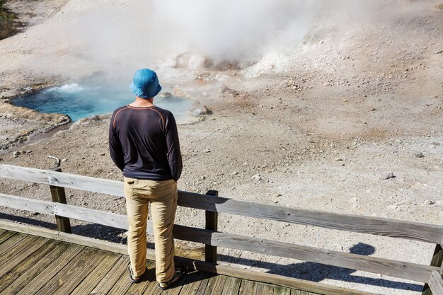 Turista nel Parco Nazionale di Yellowstone, USA