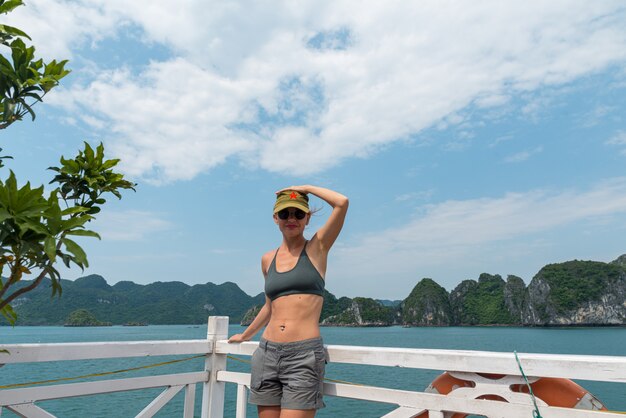 Turista nella baia di Halong