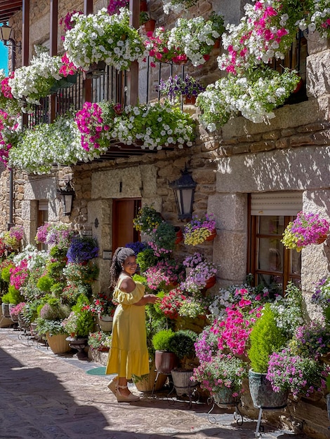 Turista nella città medievale di Puebla de Sanabria, Spagna