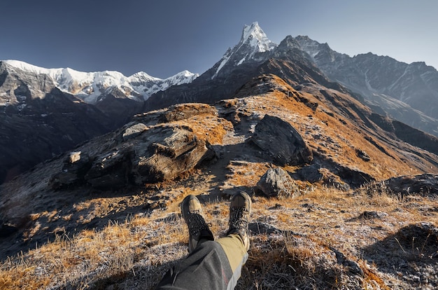 Turista nelle montagne dell'Himalaya