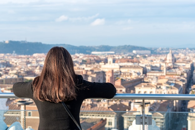 Turista sta guardando la città di Roma da un punto alto