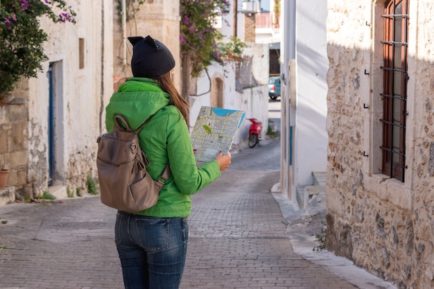 Turista sta guardando la mappa sulla strada della città