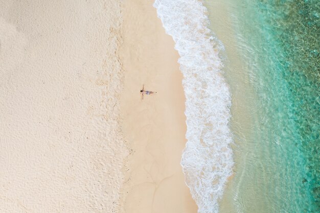 Turista su una spiaggia tropicale nelle Filippine