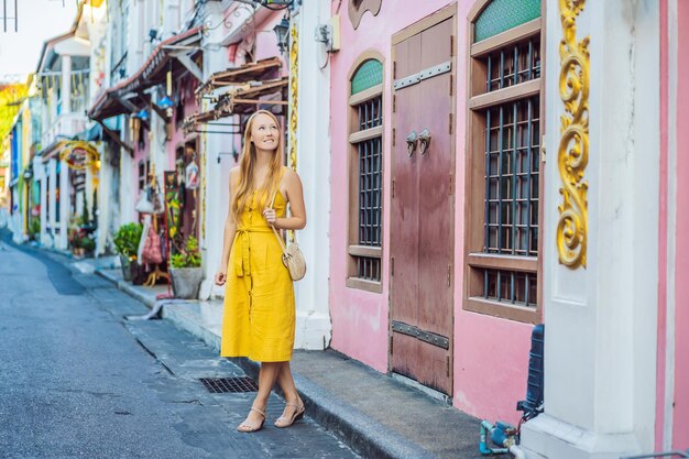 Turista sulla strada in stile portoghese Romani nella città di Phuket Chiamato anche Chinatown o la città vecchia