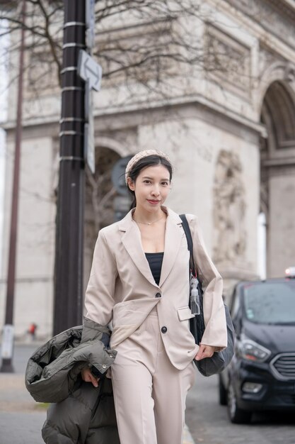 Turista sullo sfondo del famoso Arc de Triomphe Inverno o autunno in Europa Parigi Francia