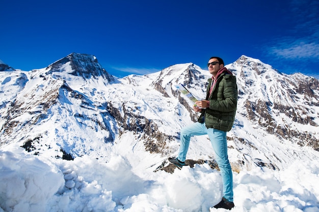 Turista sullo sfondo delle montagne innevate