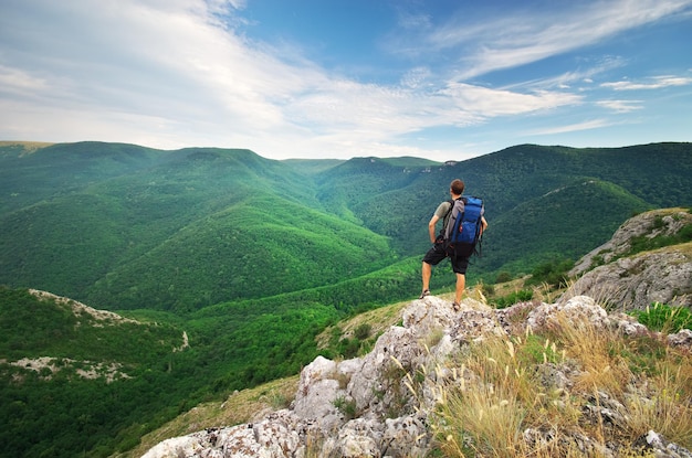 Turista uomo in montagna. Composizione di natura e avventura.