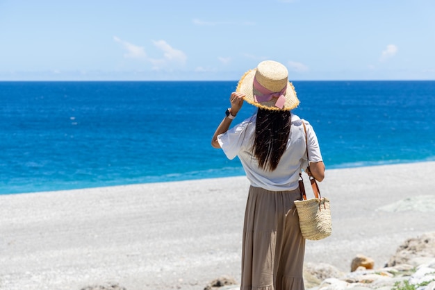 Turista va sulla spiaggia di Qixingtan a Hualien di Taiwan