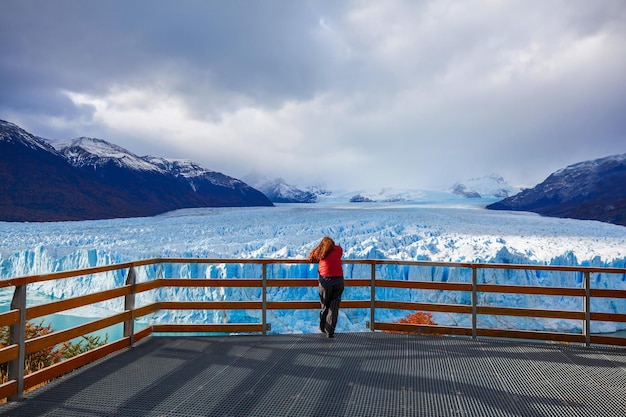 Turista vicino al ghiacciaio Perito Moreno, Argentina. Perito Moreno è un ghiacciaio situato nel Parco Nazionale Los Glaciares nella Patagonia argentina.