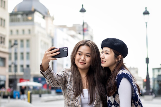 Turiste asiatiche che catturano ricordi a Madrid