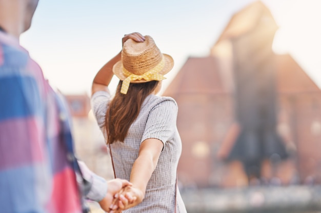 turisti adulti felici che visitano Danzica Polonia in estate