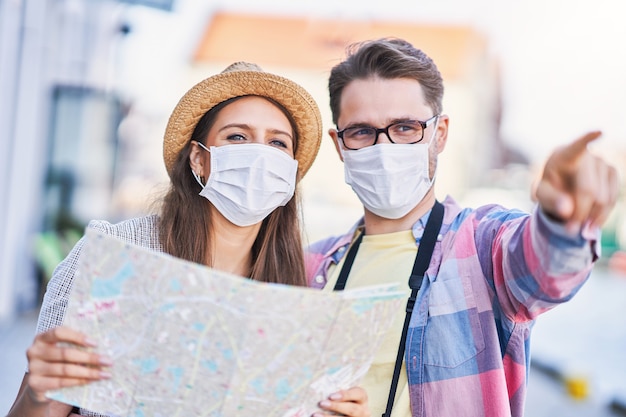 turisti adulti felici in maschere che visitano Danzica Polonia in estate