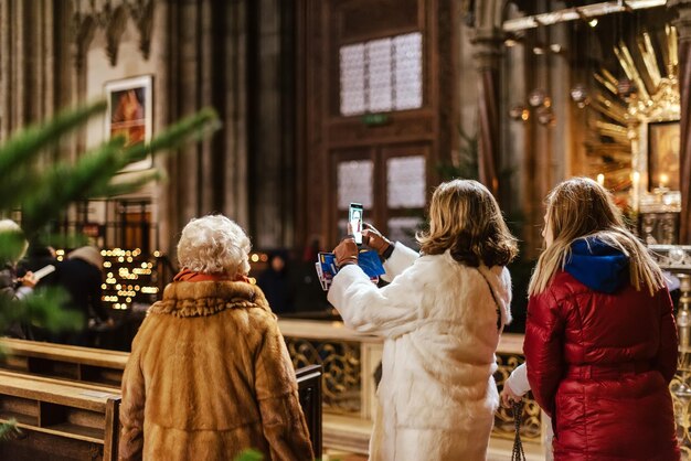 Turisti all'interno della Cattedrale di Santo Stefano